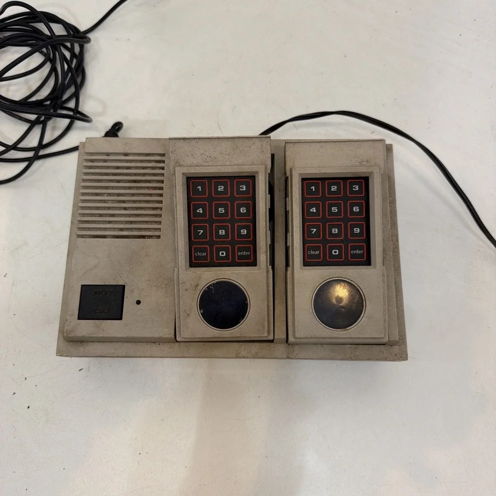 Vintage Mattel Electronics Intellivision II 5872 Console w/ Dual Controllers